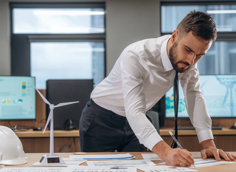 Hombre en oficina estudio molinos viento
