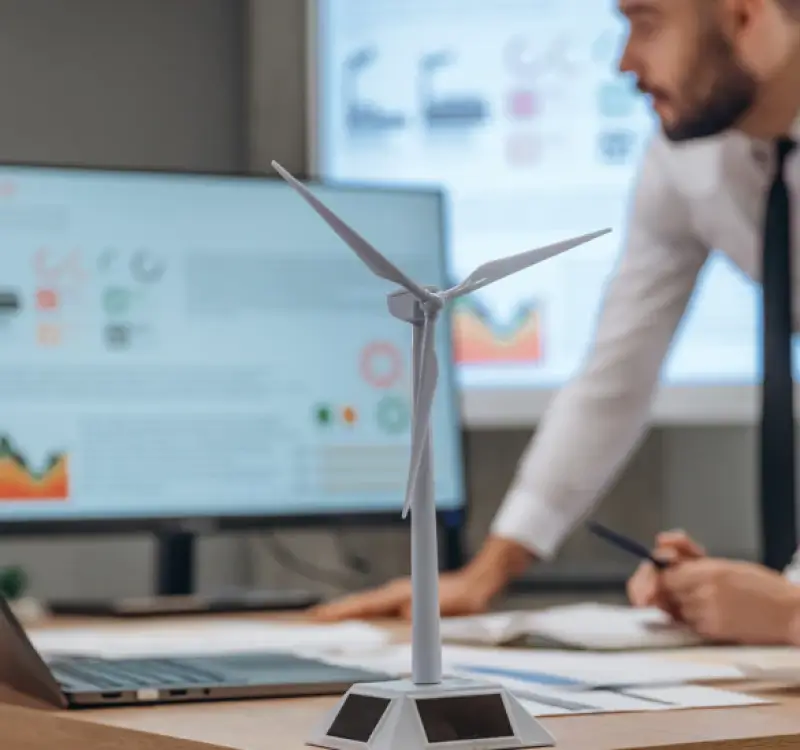 Pareja en ordenador de oficina estudio molinos viento